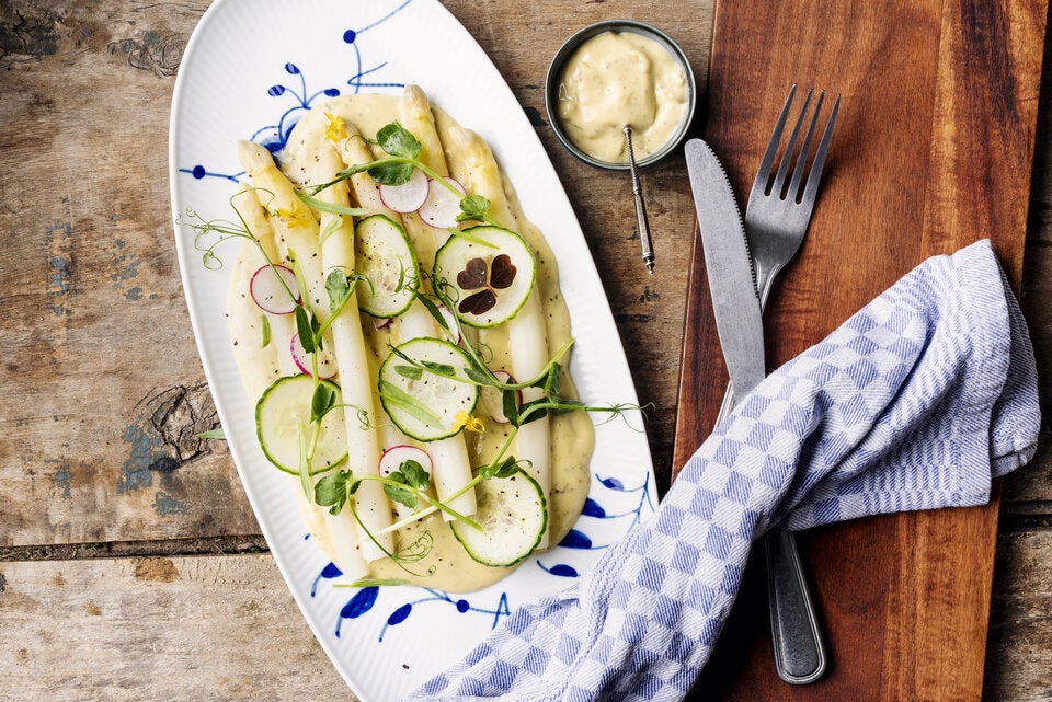 Statt Hollandaise: Diese Saucen passen viel besser zu Spargel