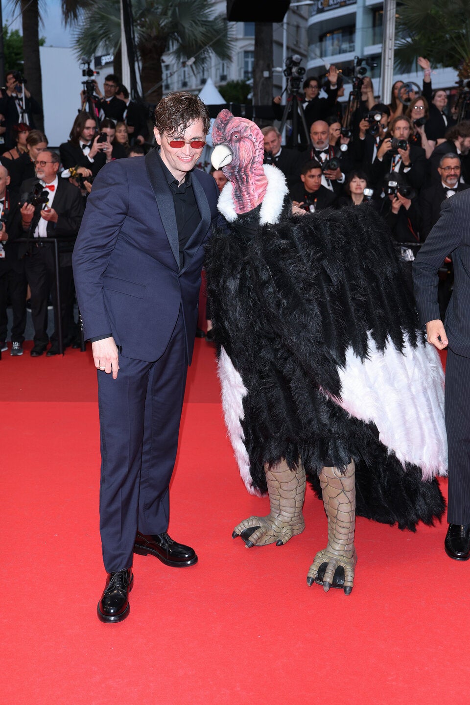 Raphael Querand mit der unbekannten Person im Truthahn-Kostüm