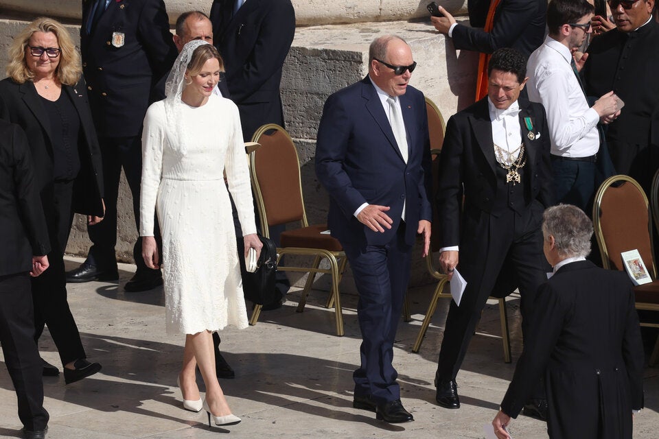 Fürstin Charlène und Fürst Albert hielten bei der Zeremonie Abstand.