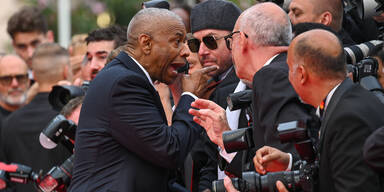 Denzel Washington rastet auf dem Red Carpet aus.