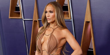 AMAs 2025: Jennifer Lopez schockt mit 8 Outfitwechseln auf der Bühne