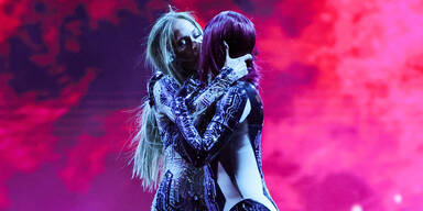 Jennifer Lopez schmust sich durch die American Video Awards