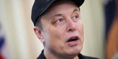 Darum tauchte Musk mit Veilchen im Weißen Haus auf