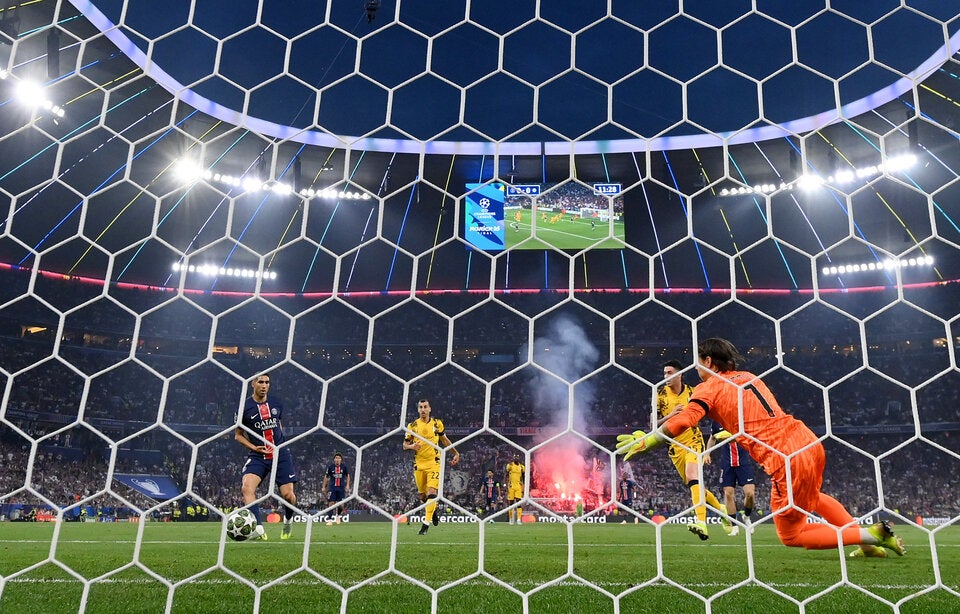12. Minute: PSG-Verteidiger Achraf Hakimi knallt sein Team früh in Führung