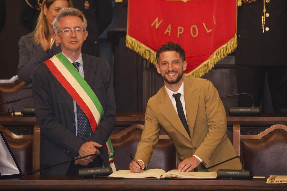 Mertens mit Neapel-Bürgermeister Gaetano Manfredi bei seiner Ehrung