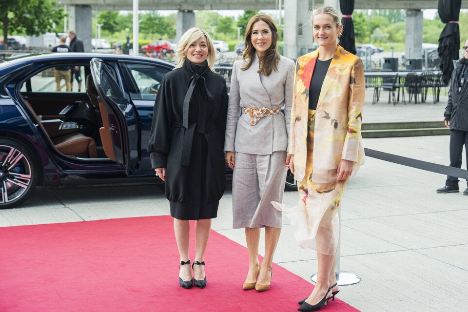 Bricht Königin Mary mit diesen Trend-Hosen das royale Stilprotokoll?