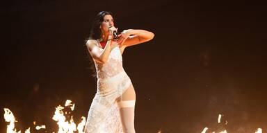 Dua Lipas Styling-Hack: So tragen Sie den Naked-Dress-Trend im Alltag