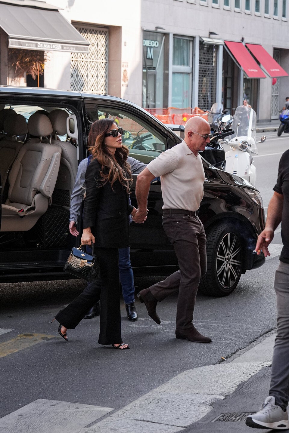Geheime Anprobe in Mailand: Paparazzi erwischen Sánchez und Bezos beim Besuch im Dolce-&-Gabbana-Store