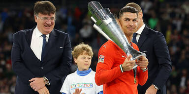 Ronaldo mit Pokal.