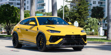 Lamborghini-Lenker rast &uuml;ber G&uuml;rtel und schl&auml;gt Polizistin