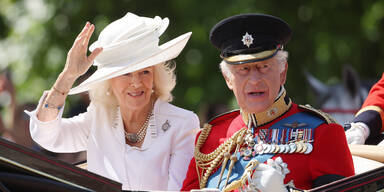 Peinliche Panne: Charles weist Camilla zurecht
