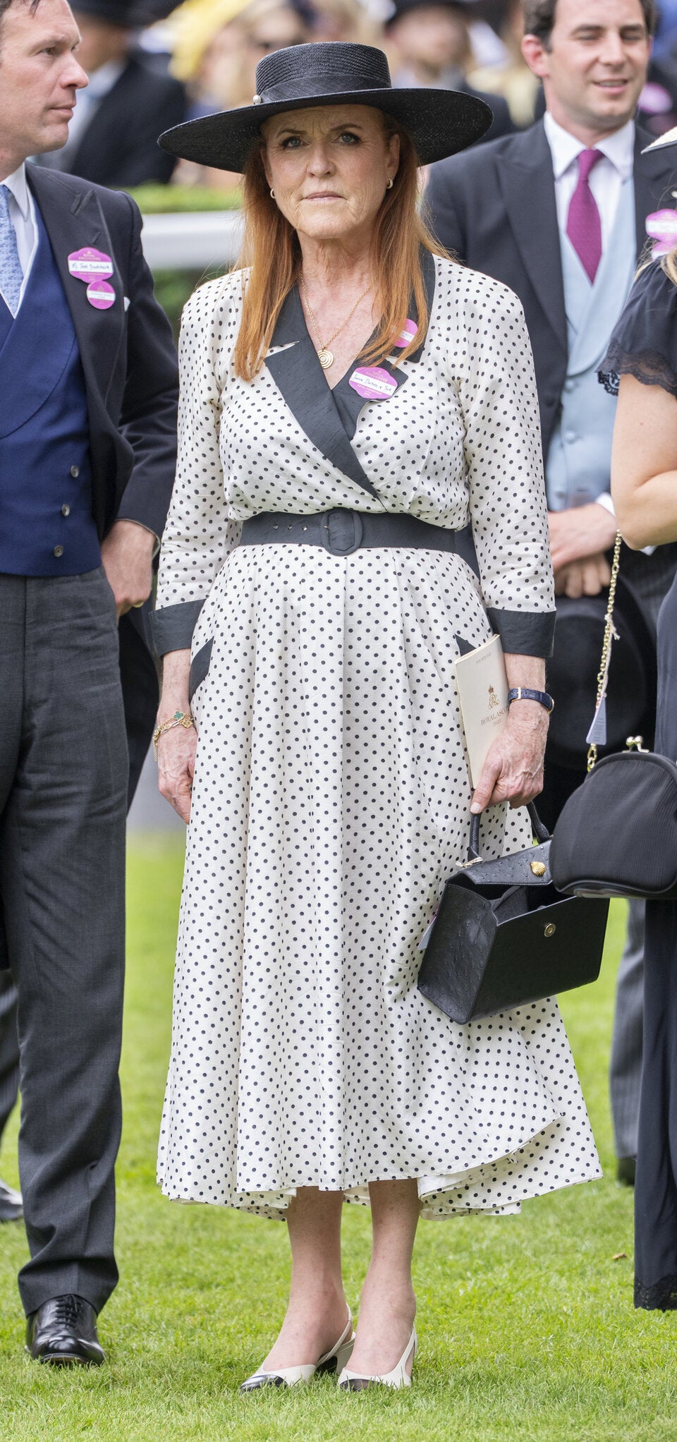 Sarah Ferguson kam mit schwarzem Hut und Pünktchen-Kleid