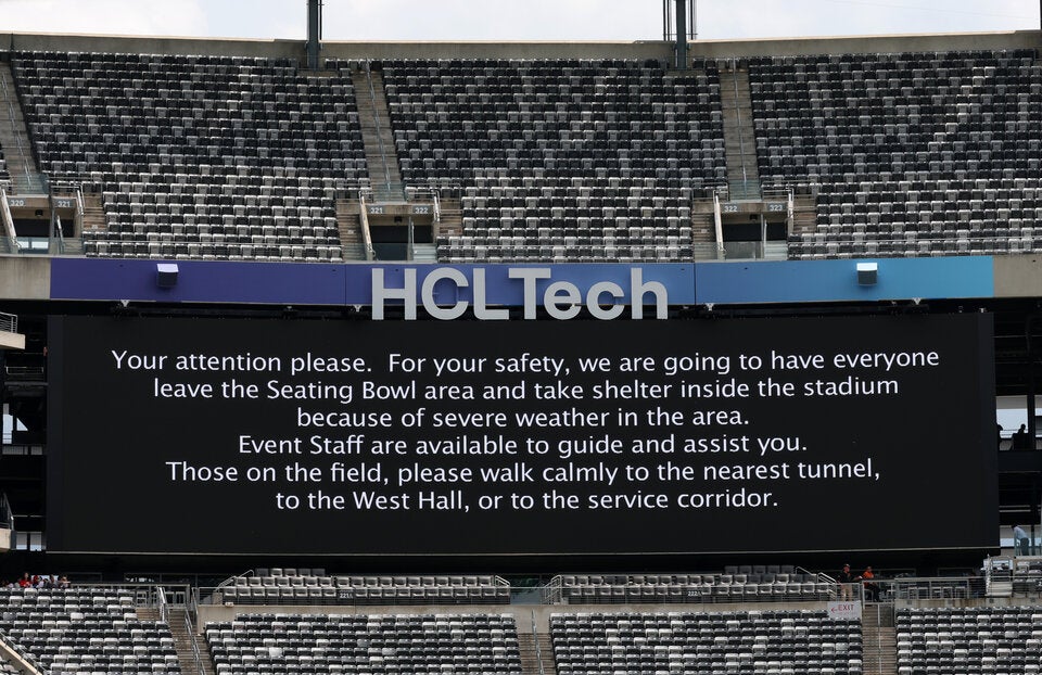 Anzeige-Tafel warnt das Publikum vor einem Unwetter