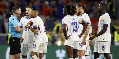 Kabinenschl&auml;gerei - Top-Klub feuert Stars