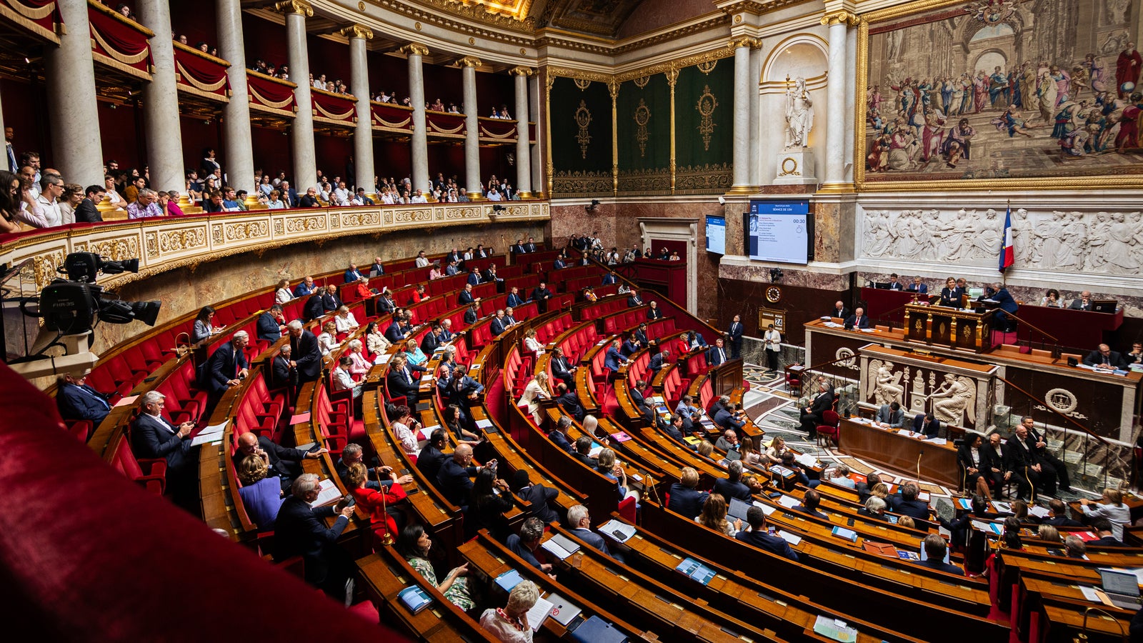 Französische Regierung besteht erneut Misstrauensvoten Kép