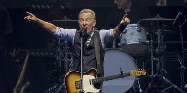 Dachteil stürzt in Menge: Drei Verletzte bei Springsteen-Konzert