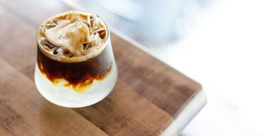 Dieses virale Getränk macht wach und ist besonders gesund im Sommer