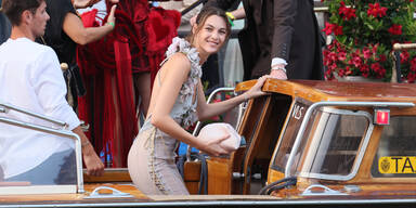 Leonardo DiCaprios Freundin Vittoria Ceretti sorgt bei Bezos-Hochzeit für Fashion-Fail