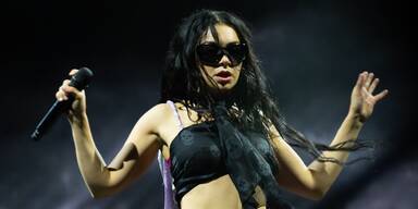 Brat in White: Charli XCXs Hochzeitslook ist alles &ndash; au&szlig;er klassisch