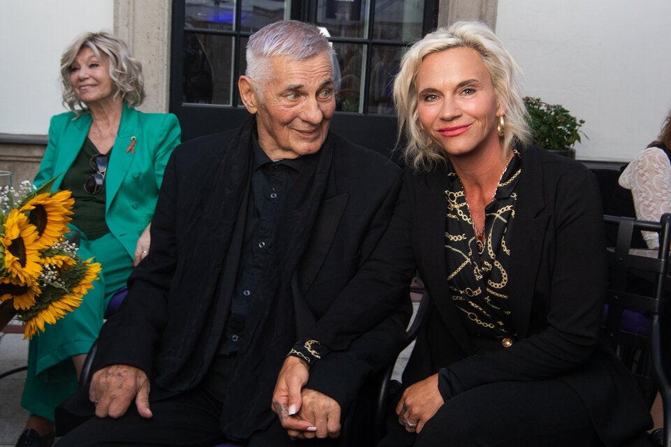 Hand in Hand zeigten sich Annika und Heinz Hoenig bei dem Cocktail-Prolongé in Berlin. 