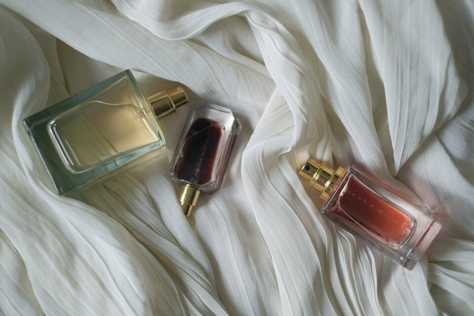 Parfum Layering Trend erklärt: So kombinieren Sie Düfte richtig