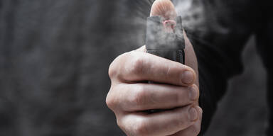 Trio attackierte 20-J&auml;hrigen mit Pfefferspray und raubte Handy