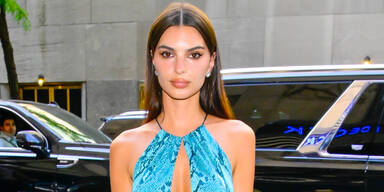 Gewagt: Emily Ratajkowski verdreht im heißen Leder-Look allen den Kopf