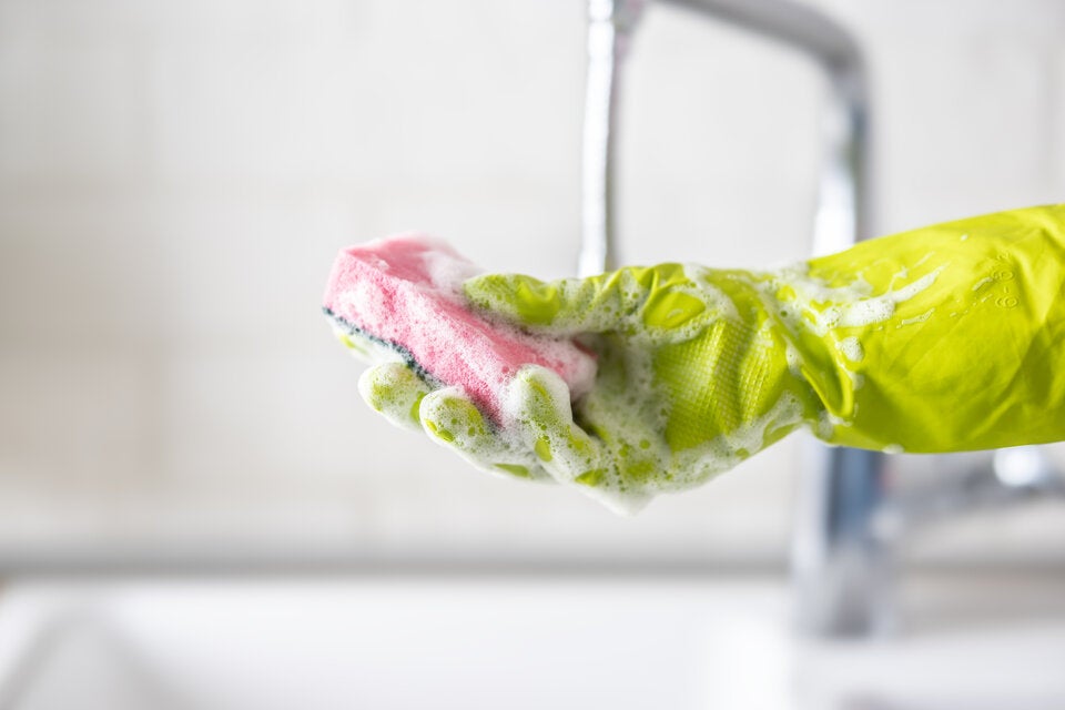 Unsichtbare Gefahr: Warum Sie niemals mit der Hand abwaschen sollten