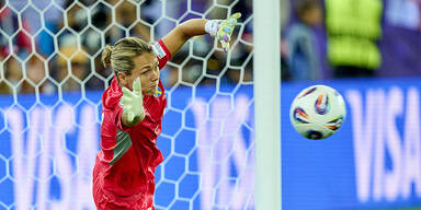 Vier Elfer gehalten &ndash; und doch raus: Schwedens Torfrau Falk wird zur tragischen Heldin