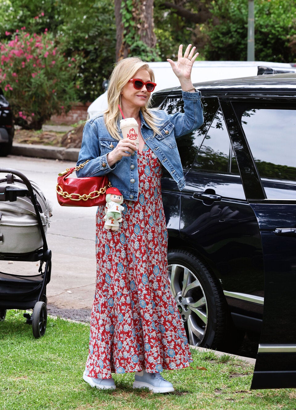 Kathy Hilton trägt mehrere (wie es sich gehört) an ihren Bags. 