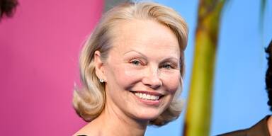 Was für eine Typveränderung! Pamela Anderson ist nicht mehr blond