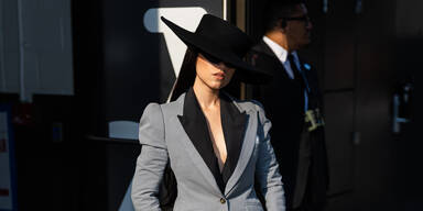 „Wednesday“-Star Jenna Ortega macht den Gothic-Glam jetzt bürotauglich