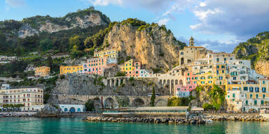 AmalfiK&uuml;ste. Sie bietet sich f&uuml;r den Urlaub im Fr&uuml;hjahr an &ndash; ohne sommerlichen Massentourismus &ndash;, wenn die Zitronen und Orangen bl&uuml;hen.