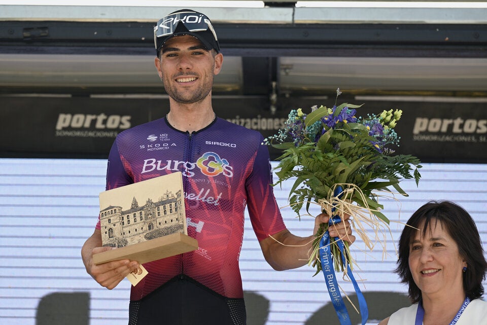 August, 2024: Mario Aparicio Muñoz aus Spanien und Team Burgos-BH feiert am Podium als bester Fahrer aus Burgos („Burgales“) während der 46. Vuelta a Burgos.