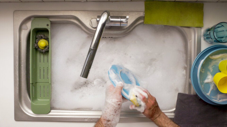 Unsichtbare Gefahr: Warum Sie niemals mit der Hand abwaschen sollten