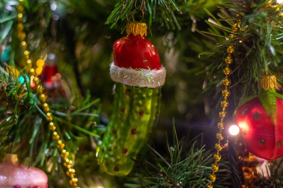 Darum sollten Sie dieses Jahr eine Gurke an den Christbaum hängen