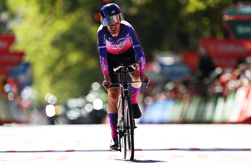 Mario Aparicio aus Spanien und Team Burgos-Burpellet-BH überquert die Ziellinie während der 80. Vuelta a España 2025. 