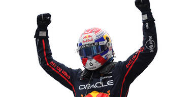 Hammer-Debüt: Verstappen siegt im Ferrari