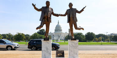 Provokation vor Weißem Haus: Epstein und Trump tanzen miteinander