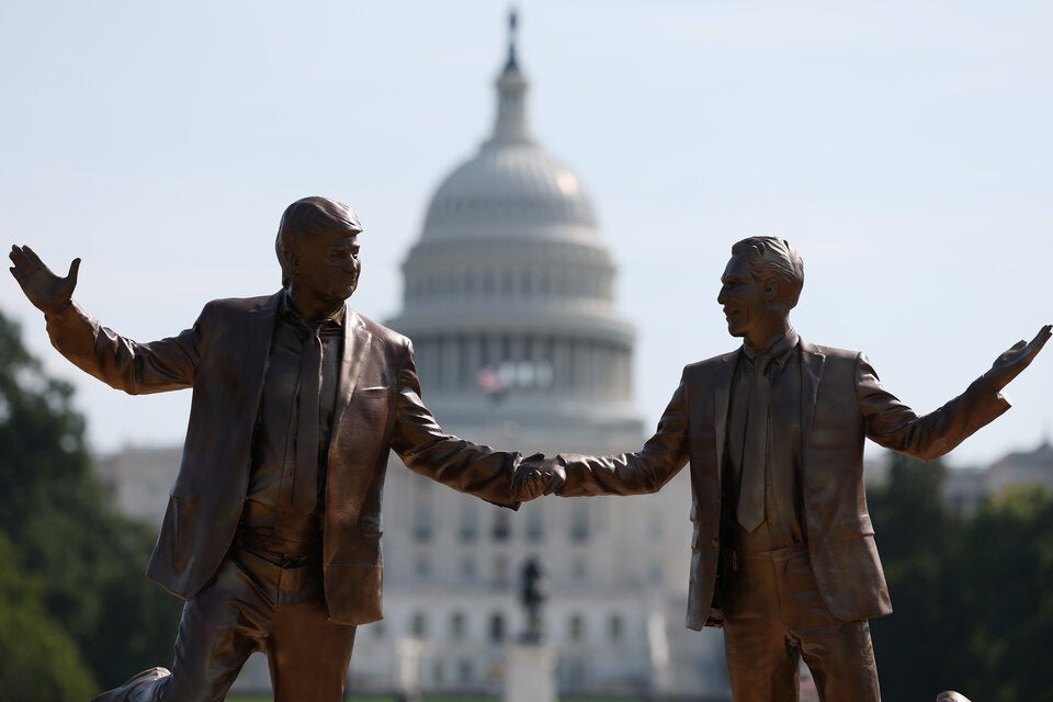 Provokation vor Weißem Haus: Epstein und Trump tanzen miteinander