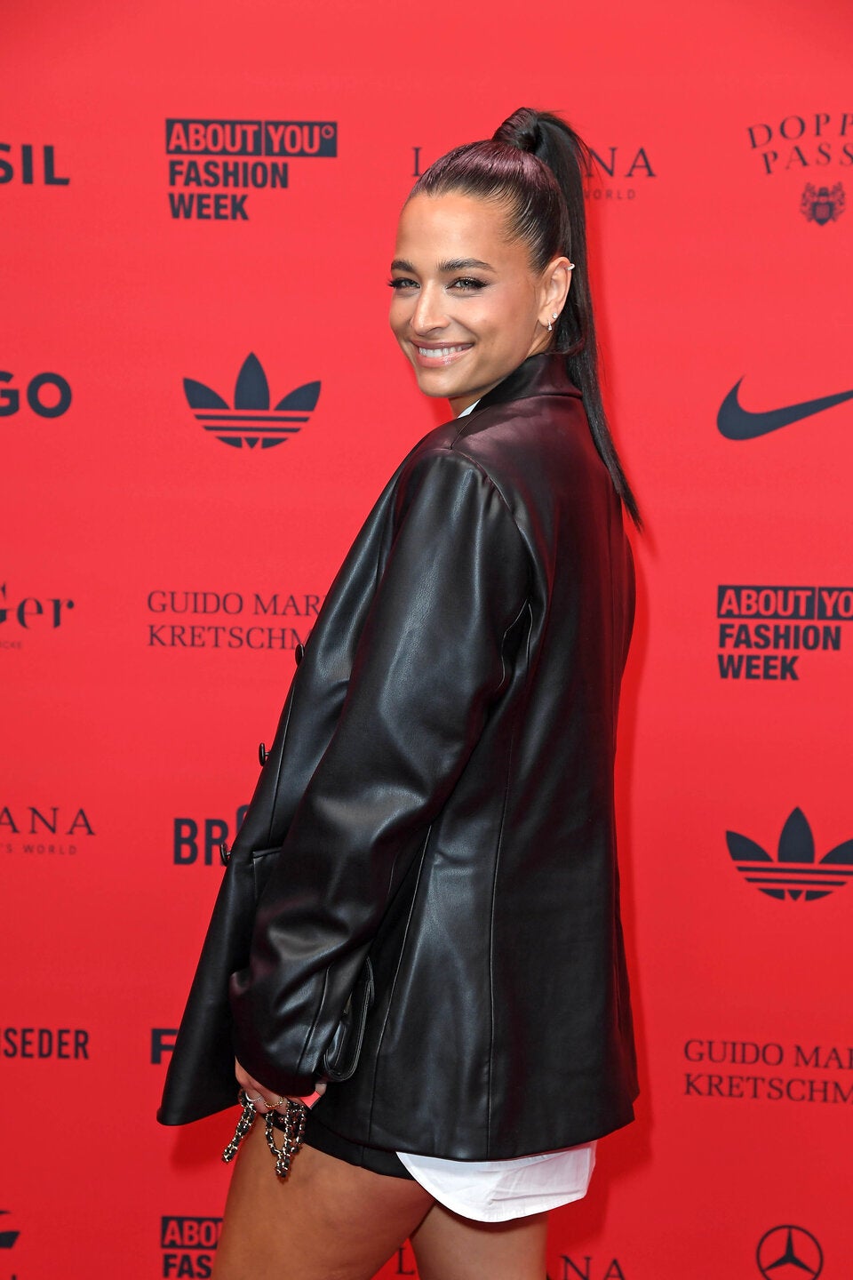 Amira Aly beim About You Fashion Ball in Hamburg: Als neues Testimonial der LASCANA-Kampagne bewunderte sie die neue Kollektion der Marke aus der Front Row.