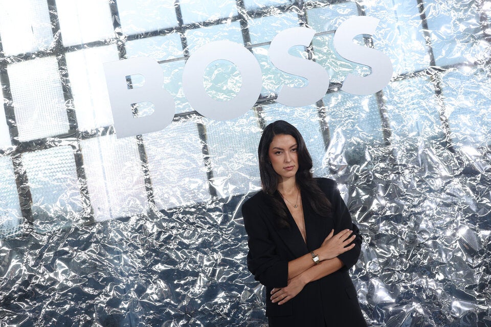 Rebecca Mir fliegt von Fashion Week zu Fashion Week. Letzte Woche noch bei Boss in Mailand, diese Woche in der Front Row in Paris.