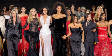 Heidi, Eva, Kendall & Co.: L’Oréal Paris startet Paris Fashion Week mit Glamour-Show