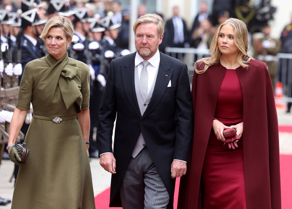 Königin Máxima, König Willem-Alexander und Tochter Amalia in einem roten Traum-Look.
