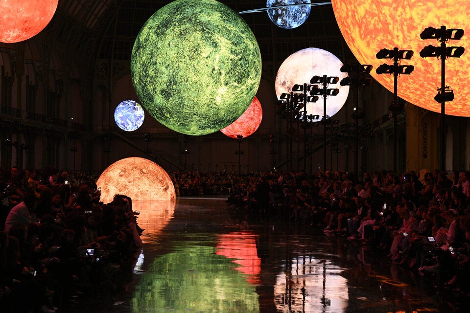 Chanel: Blazy schickt die Modewelt bei der Paris Fashion Week in den Orbit