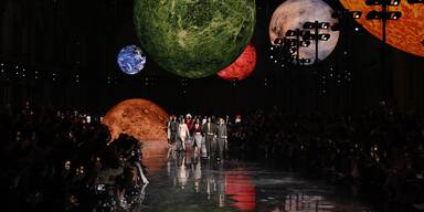 Chanel: Blazy schickt die Modewelt bei der Paris Fashion Week in den Orbit