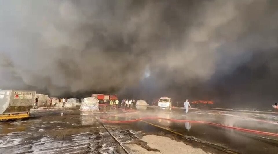 Riesige Rauchwolken über Flughafen: Kompletter Betrieb eingestellt
