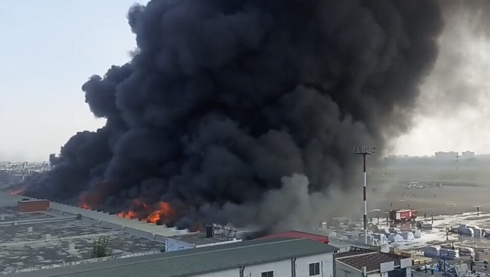 Riesige Rauchwolken über Flughafen: Kompletter Betrieb eingestellt