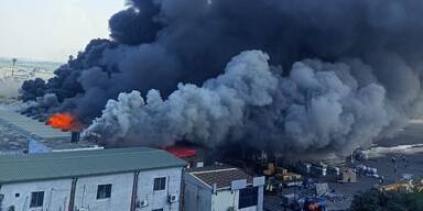 Riesige Rauchwolken über Flughafen: Kompletter Betrieb eingestellt