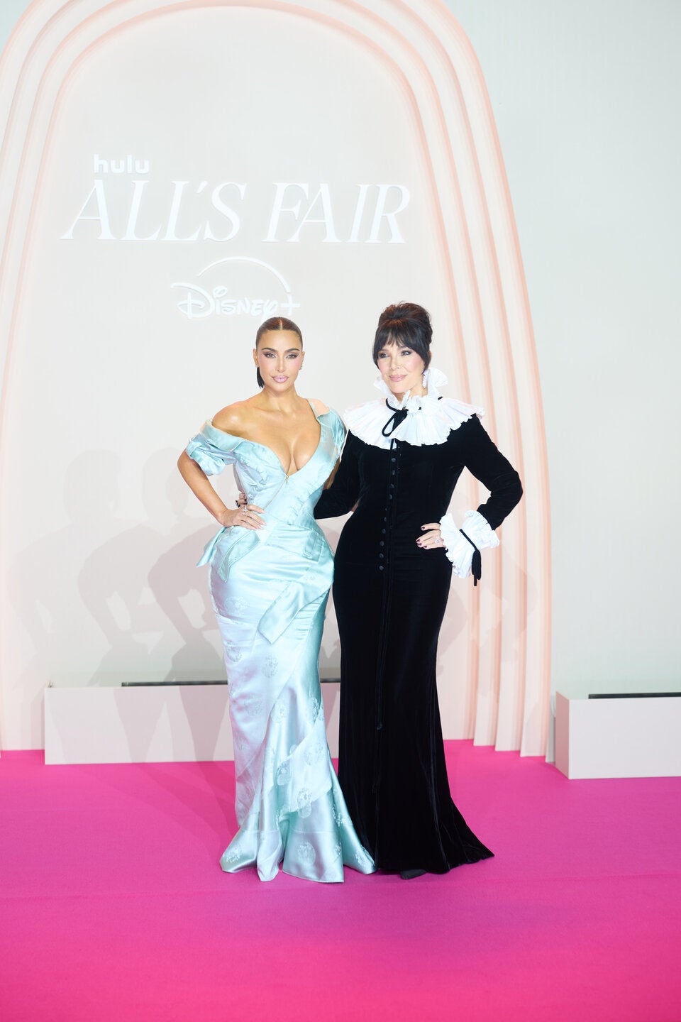 Geburtstags-Drama: Co-Stars stehlen Kim Kardashian mit freizügigen Looks die Show